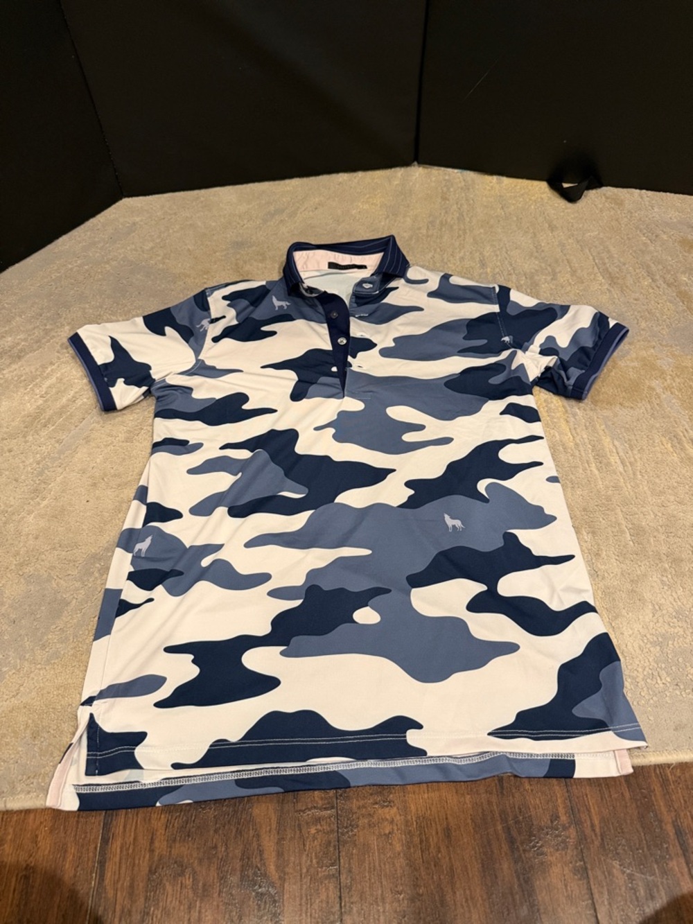 Mens Camoscape Polo | Greyson
Clothiers size S in EUC camo and wolf print